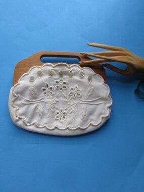 Vintage Bermuda Bag Purse White Embroidered Linen Wood Handle